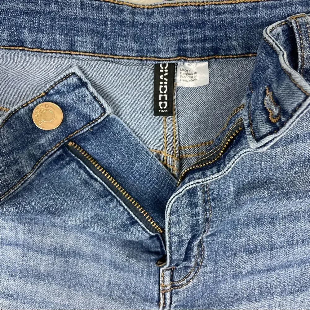 H & M divided | Stretchy denim shorts 10 light blue.